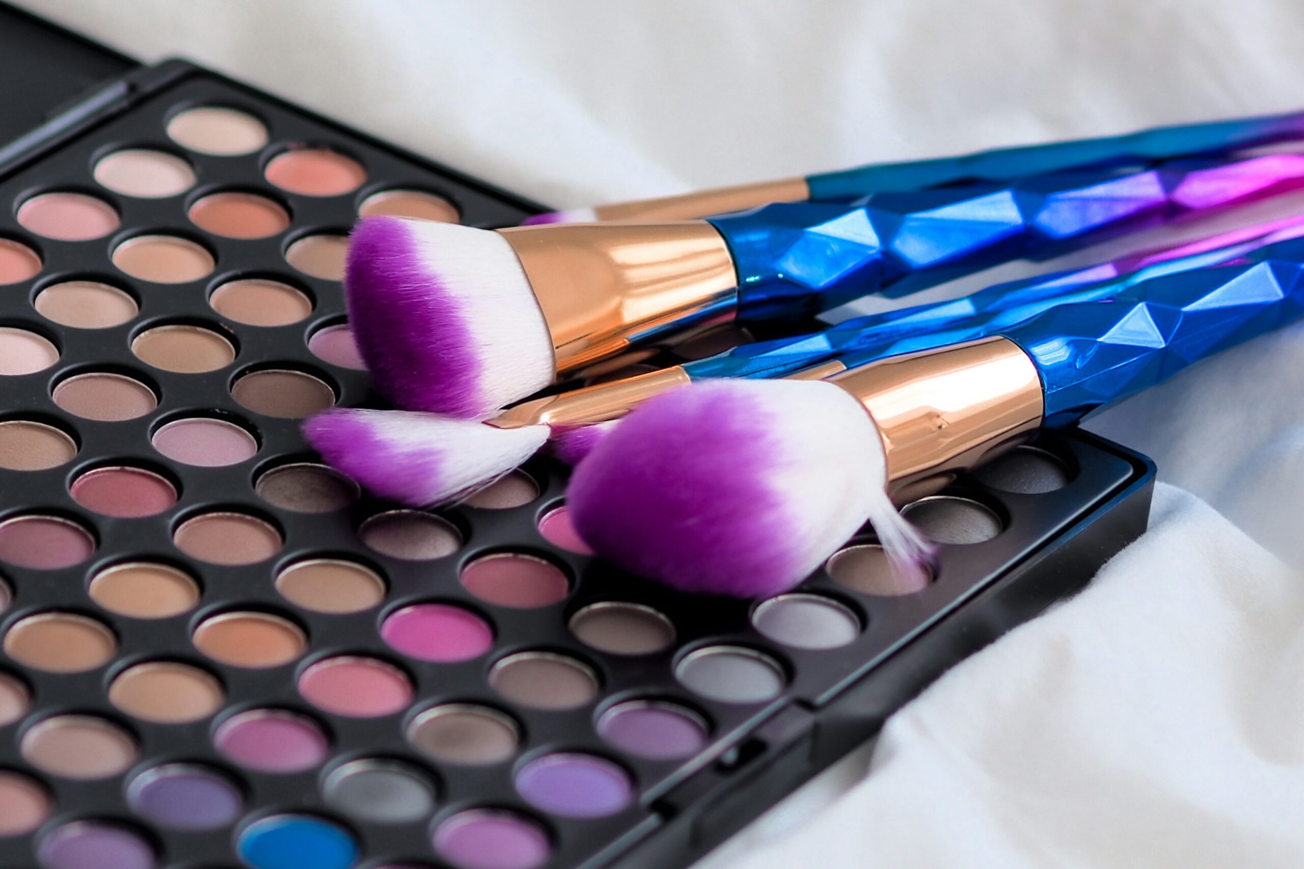 Make-up Pinsel wird gereinigt