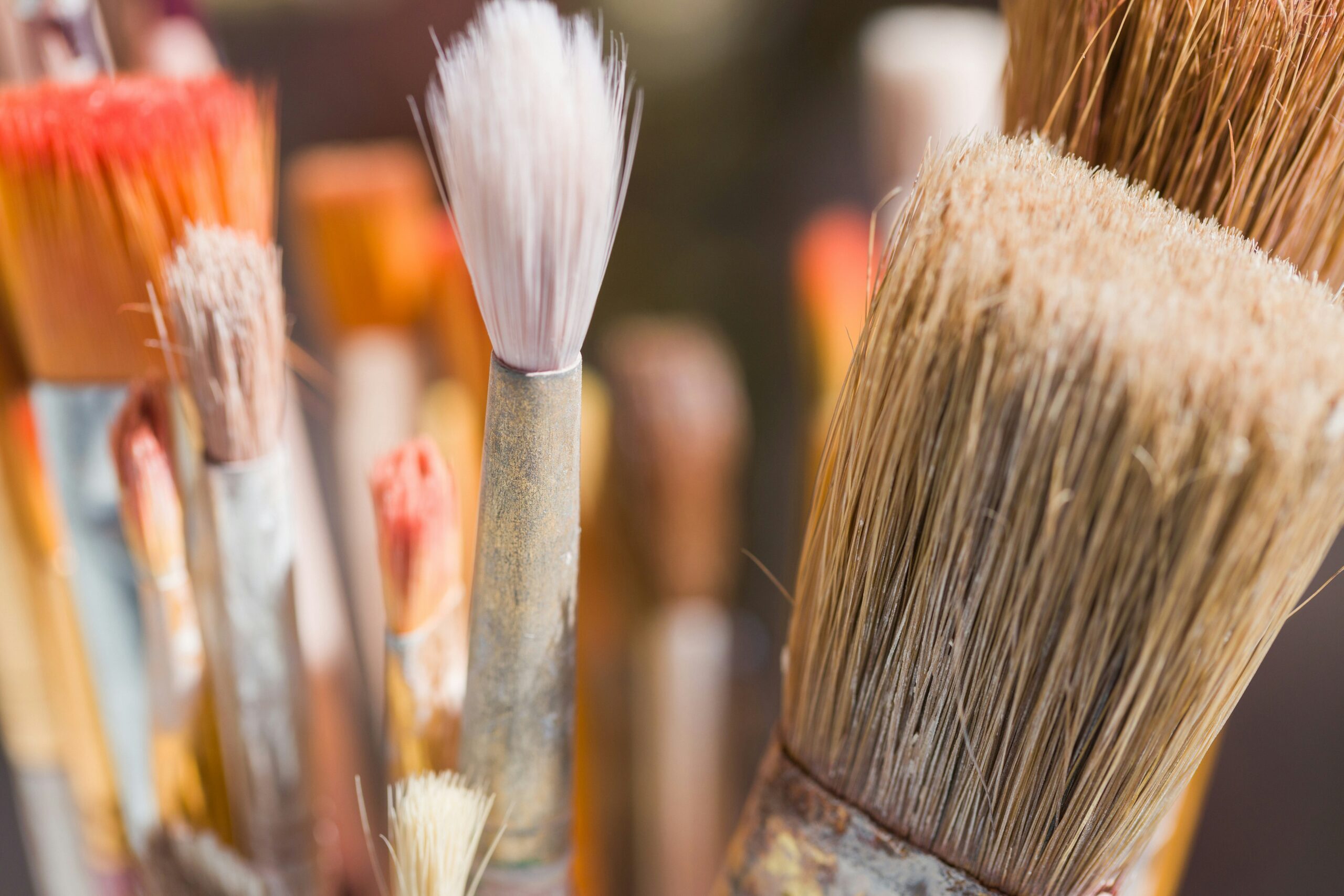 Pinsel wird von Acrylfarbe gereinigt