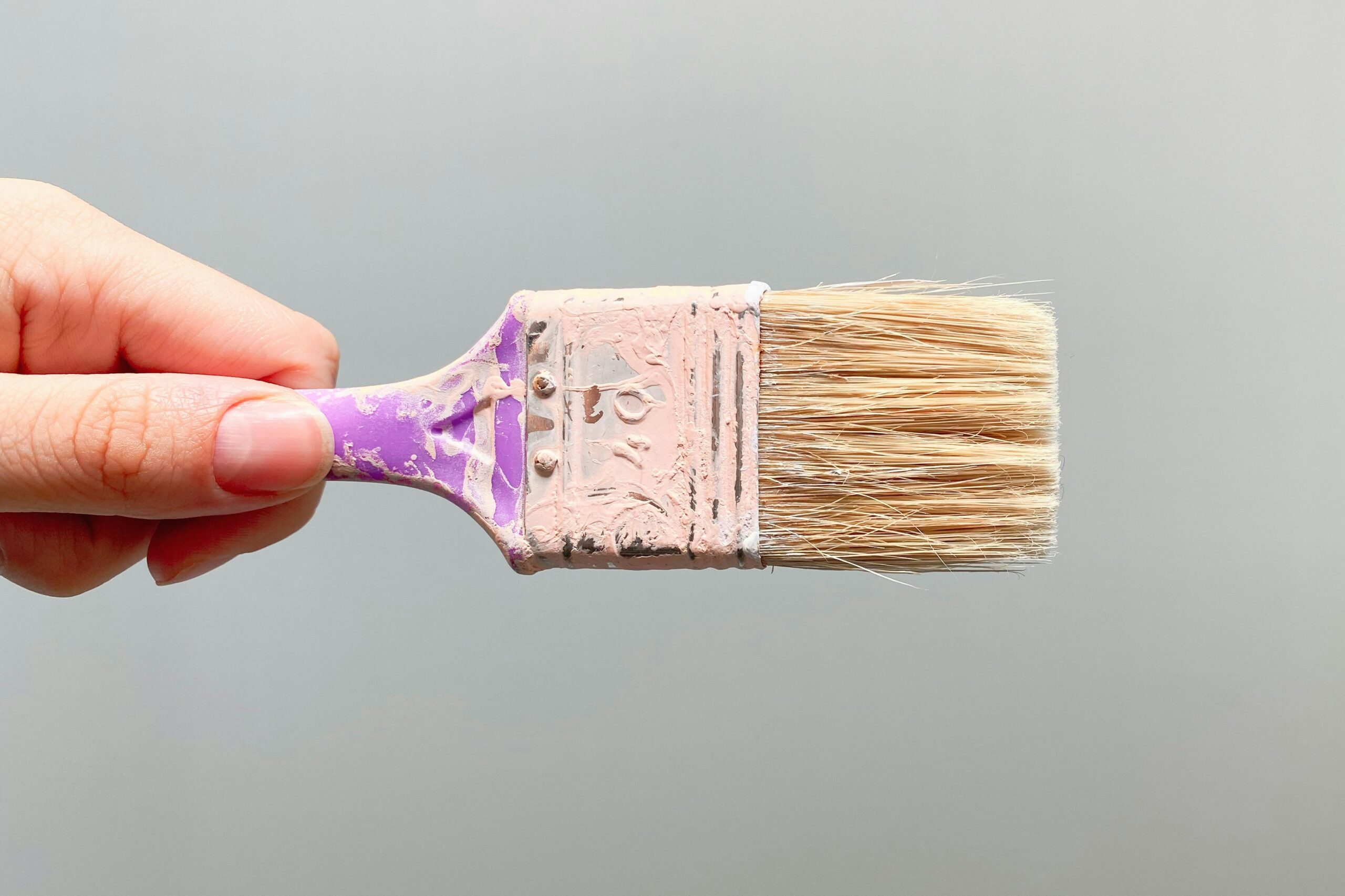 Pinsel wird mit Essig gereinigt